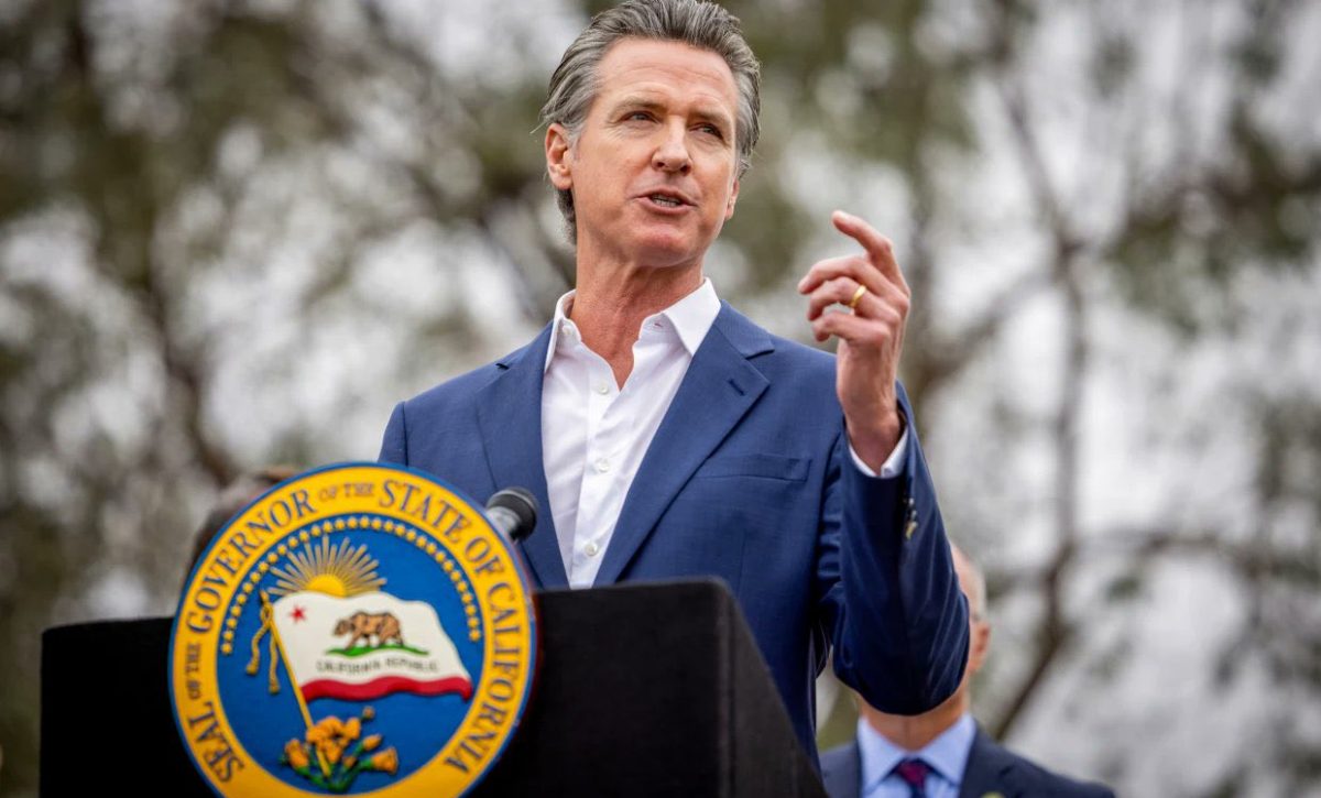 El gobernador de California, Gavin Newsom, se posiciona como un firme opositor a las políticas de Donald Trump.