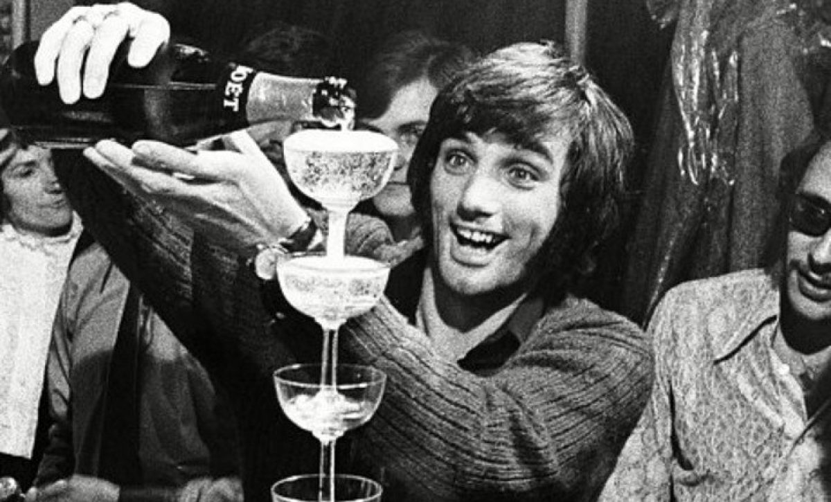 George Best dijo una vez: “Si tuviera que elegir entre driblar a cinco jugadores y marcar desde 40 metros en Anfield o acostarme con una Miss Mundo, sería una elección difícil. Por suerte, he hecho ambas cosas”.