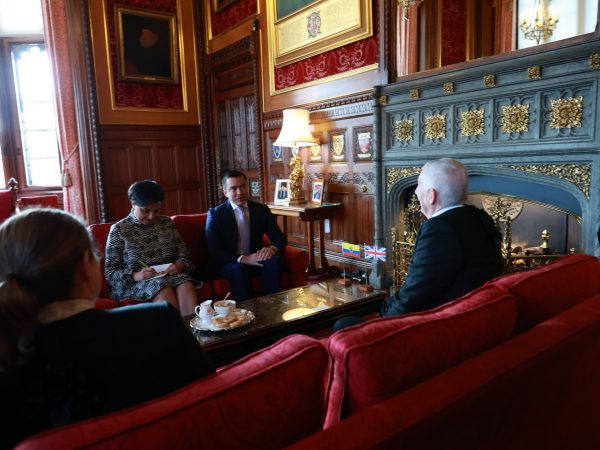 Ecuador y Reino Unido dialogan sobre democracia y legislación en visita oficial de Noboa