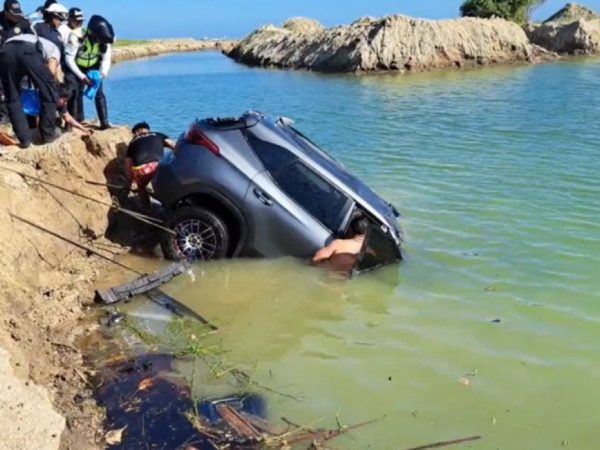 Accidente en Salinas deja tres muertos tras caer vehículo en piscina industrial
