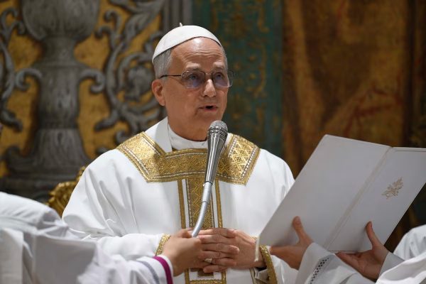 Dos mujeres proclamaron las lecturas en la primera misa de León XIV en la Capilla Sixtina