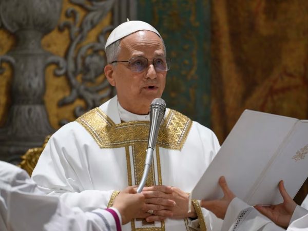 Dos mujeres proclamaron las lecturas en la primera misa de León XIV en la Capilla Sixtina