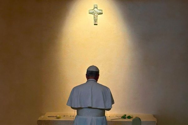 Papa León XIV ora ante la tumba de Francisco en Santa María la Mayor