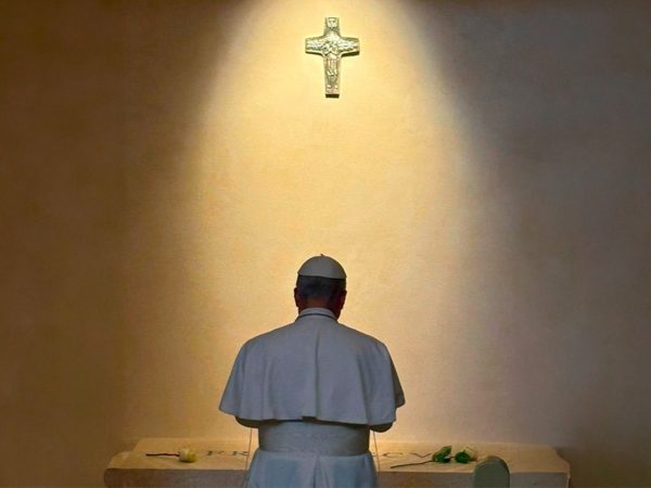 Papa León XIV ora ante la tumba de Francisco en Santa María la Mayor