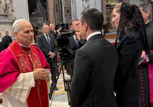Primera dama de Ecuador pidió al papa León XIV bendecir su rosario