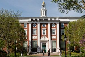 El gobierno de Trump le prohíbe a Harvard inscribir a estudiantes extranjeros: los que están cursando deberán cambiarse de universidad.