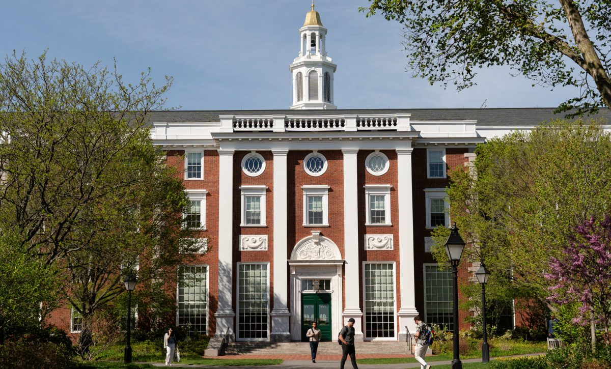 El gobierno de Trump le prohíbe a Harvard inscribir a estudiantes extranjeros: los que están cursando deberán cambiarse de universidad.