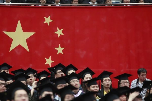 EE.UU. rechaza visa a estudiante China en medio de restricciones migratorias.