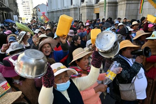 Bloqueos en Bolivia escalan con violencia y pérdidas millonarias
