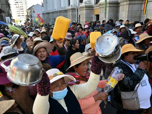 Bloqueos en Bolivia escalan con violencia y pérdidas millonarias
