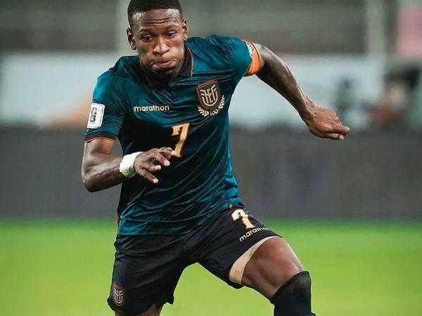 Pervis Estupiñán en una partido con la selección ecuatoriana