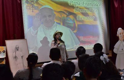 Más de 150 estudiantes participaron en el conversatorio Memorias del Papa Francisco en un evento que organizó el Municipio de Guayaquil.