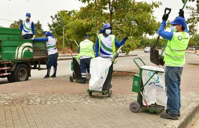 El Municipio de Guayaquil realiza limpieza y barrido tres veces por semana en áreas clave, recolectando toneladas de desechos.