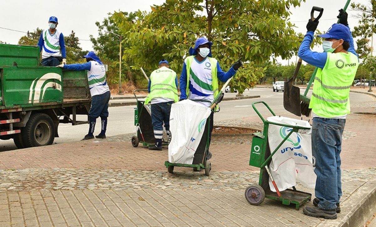 El Municipio de Guayaquil realiza limpieza y barrido tres veces por semana en áreas clave, recolectando toneladas de desechos.