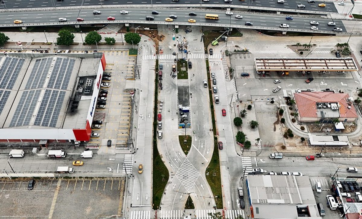 El Municipio de Guayaquil inauguró la primera intersección vial divergente de la ciudad para reducir la congestión vehicular.