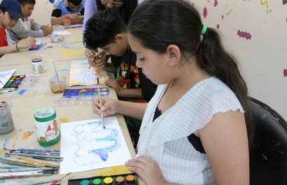 Más de 800 personas con discapacidad participan en talleres artísticos municipales en Guayaquil, combinando creatividad y terapia.
