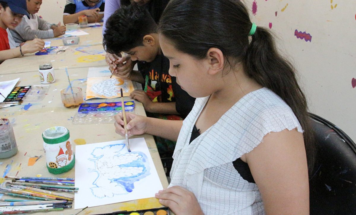 Más de 800 personas con discapacidad participan en talleres artísticos municipales en Guayaquil, combinando creatividad y terapia.