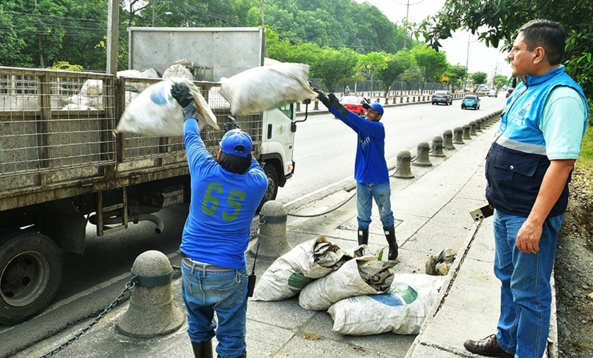 Guayaquil enfrenta una tarea diaria: limpiar el Estero Salado. Toneladas de basura amenazan su equilibrio natural.