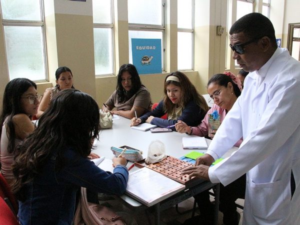 El Municipio de Guayaquil impulsa talleres gratuitos sobre el sistema Braille para docentes, estudiantes y ciudadanía.