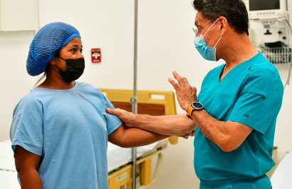 Sobrevivientes de cáncer de mama acceden a reconstrucción mamaria gratuita en Guayaquil gracias a un programa municipal.