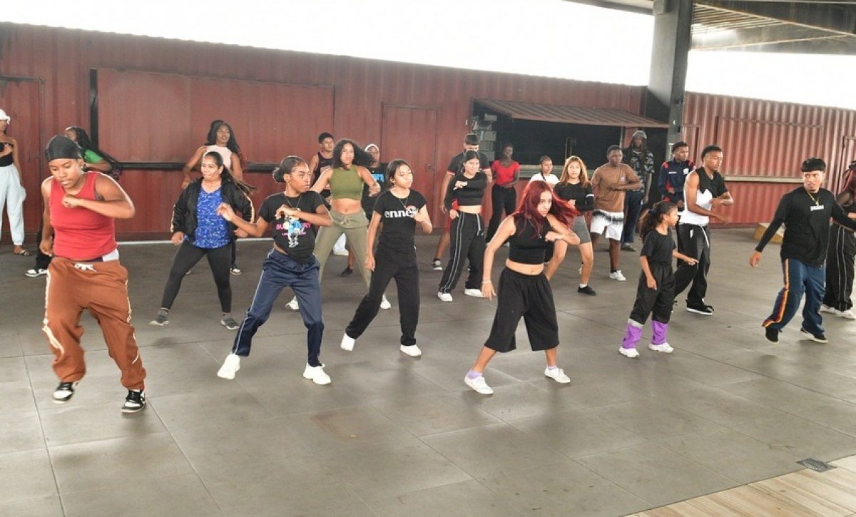 Cada fin de semana, jóvenes de barrios populares de Guayaquil practican danza afro en Guayarte, alejándose de entornos violentos.
