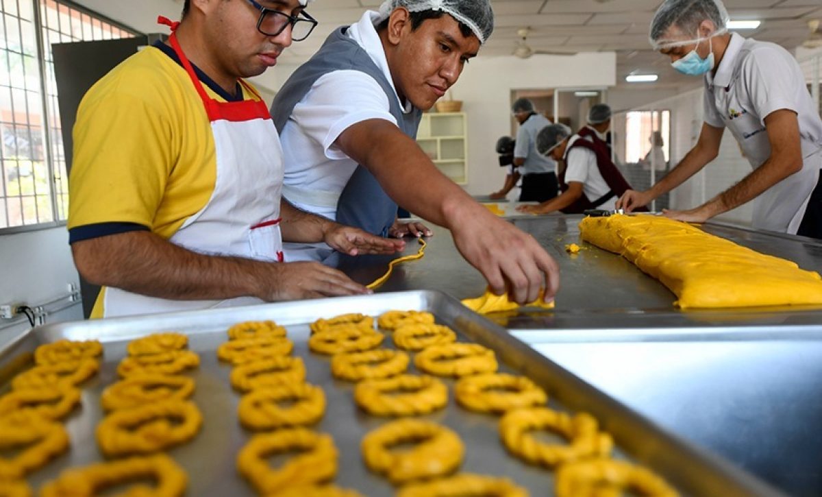 Guayaquil ejecuta un programa de inclusión laboral para personas con discapacidad, financiando a 22 organizaciones sociales.