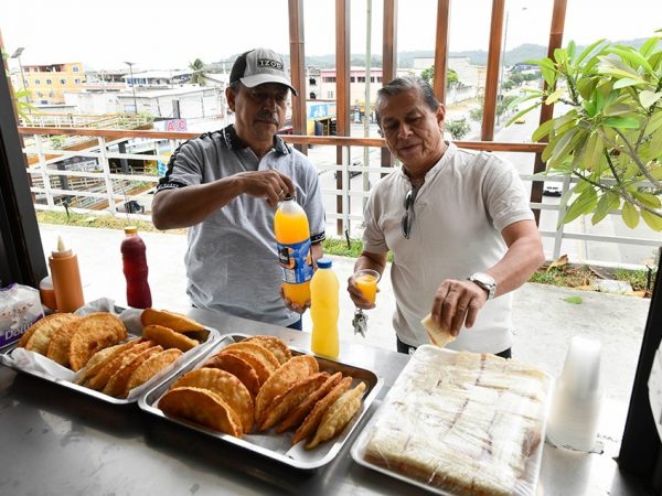 Seis quioscos municipales fueron entregados a familias de sectores vulnerables en Guayaquil para impulsar el comercio popular.