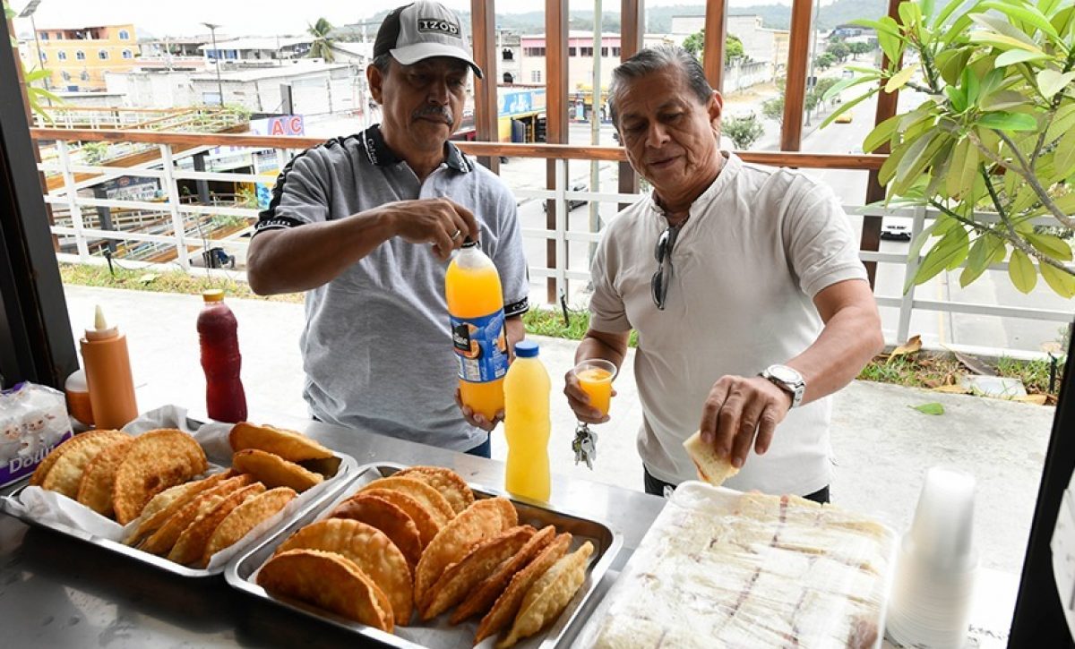 Seis quioscos municipales fueron entregados a familias de sectores vulnerables en Guayaquil para impulsar el comercio popular.
