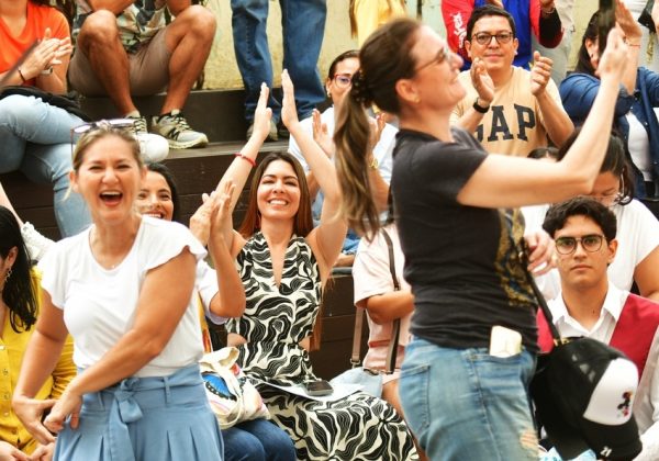 Ocho escenarios, más de 300 artistas y miles de asistentes convirtieron el centro de Guayaquil.