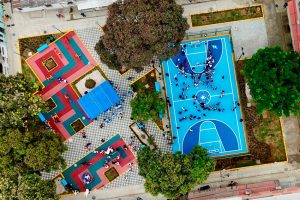 El sur de Guayaquil cambia su entorno urbano con la intervención de cuatro parques que recuperan espacios públicos.