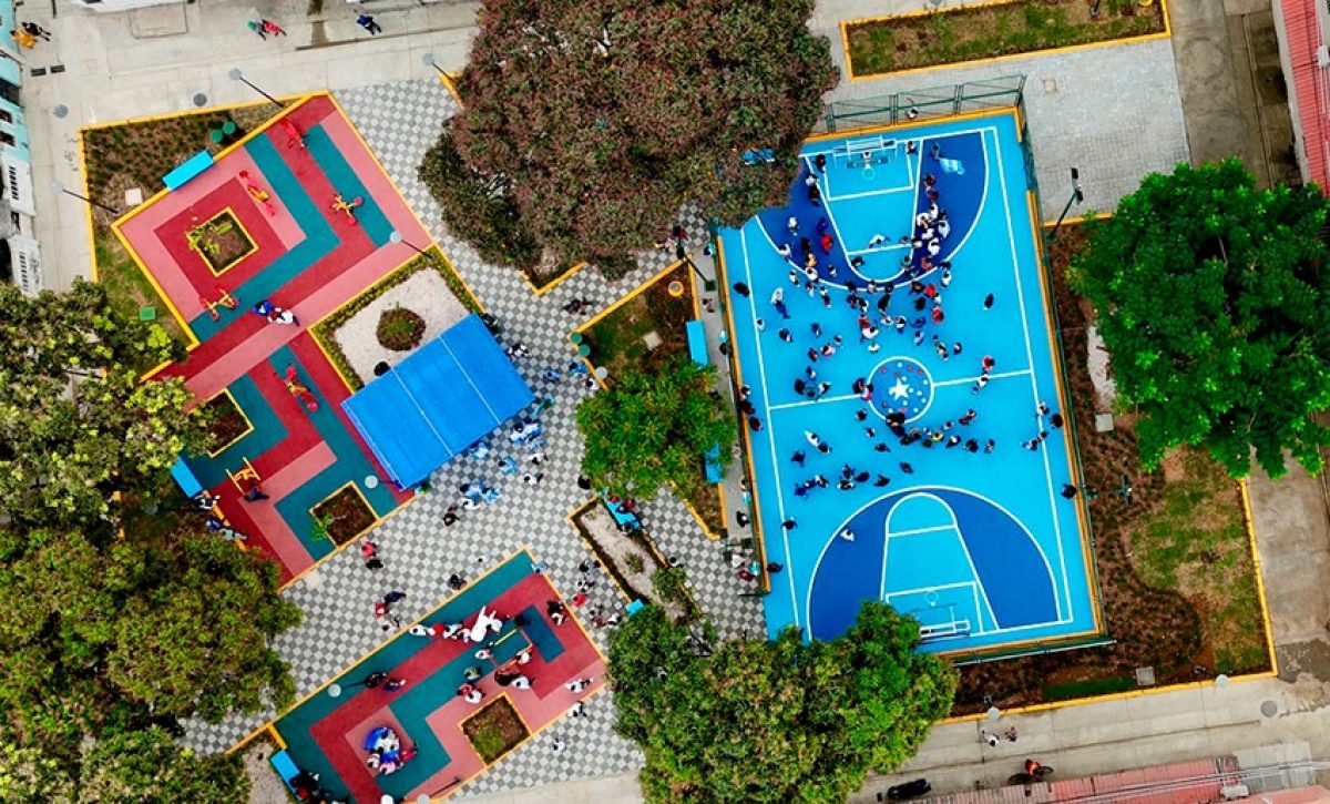 El sur de Guayaquil cambia su entorno urbano con la intervención de cuatro parques que recuperan espacios públicos.
