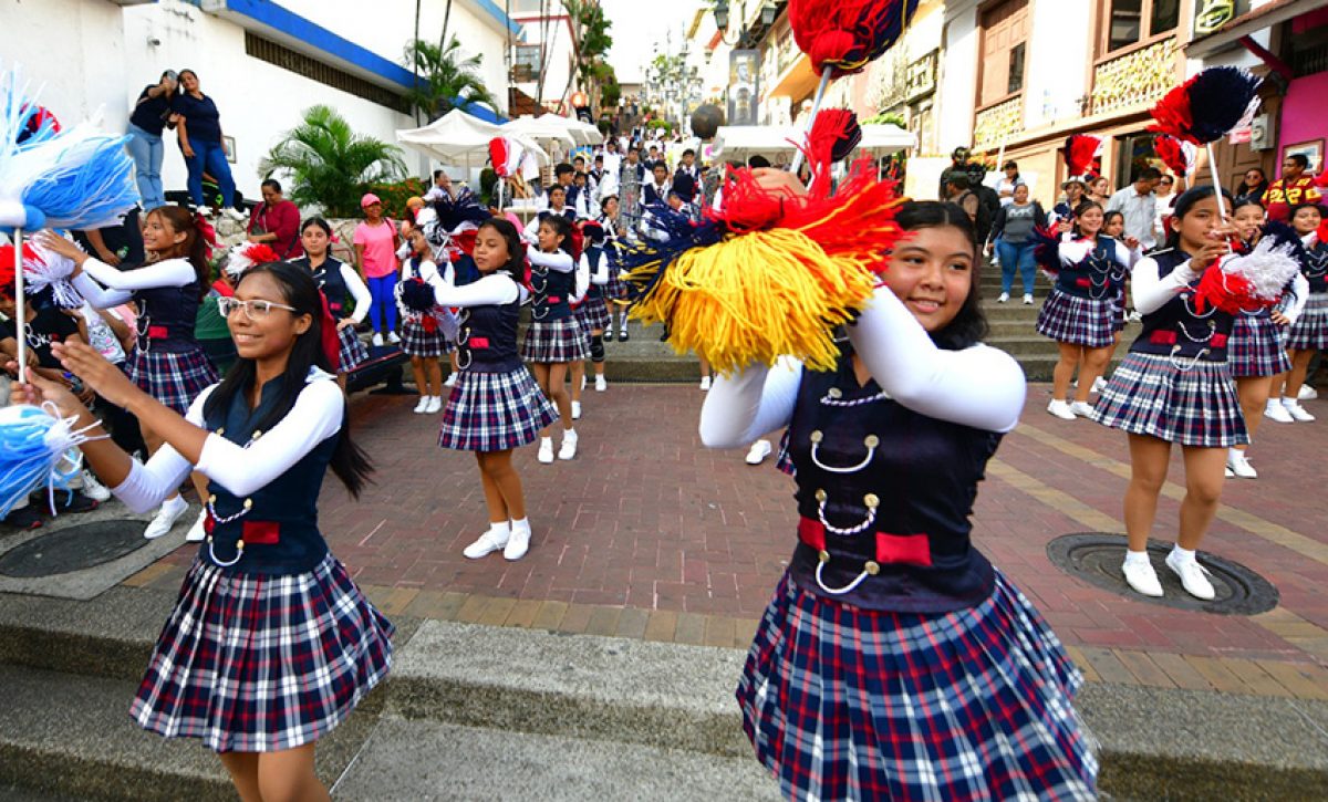 Cada sábado, el cerro Santa Ana en Guayaquil, ofrece arte, cultura, deporte y entretenimiento para cientos de visitantes.