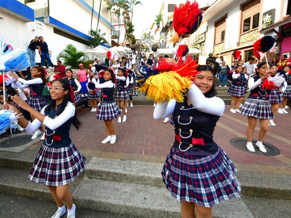 Cada sábado, el cerro Santa Ana en Guayaquil, ofrece arte, cultura, deporte y entretenimiento para cientos de visitantes.
