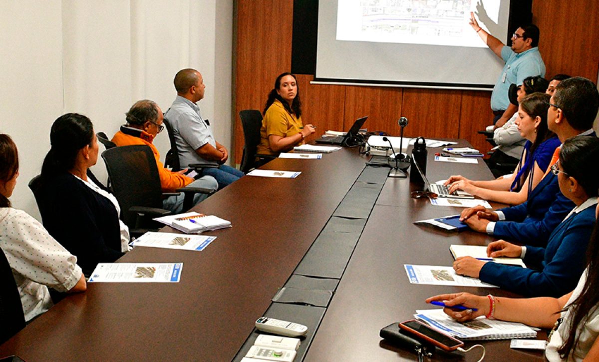 Más de 40 instituciones de Los Ceibos conocen detalles del proyecto de pasos elevados socializado por el Municipio de Guayaquil.