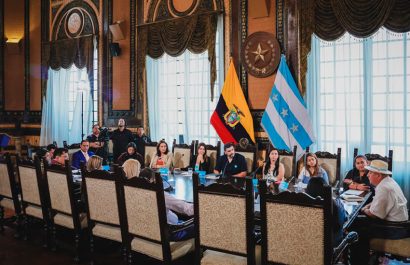El Municipal de Guayaquil aprobó resoluciones sobre finanzas, homenajes y movilidad, destacando la suspensión del aplicativo VIPA.