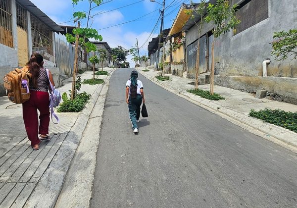 Flor de Bastión, en Guayaquil, registra avances con un plan municipal que pavimenta calles, mejora drenaje y optimiza servicios.