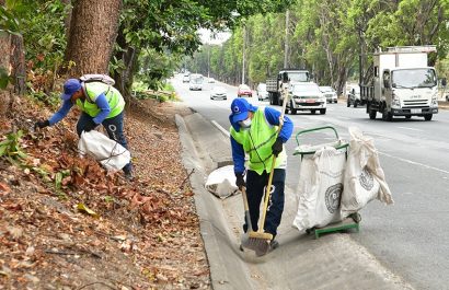 La Alcaldía de Guayaquil ejecuta operativos de limpieza cuatro veces por semana en la Vía a la Costa para mantener la salud pública.