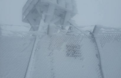 Un radar de la Empresa Pública de Telefonía, Agua Potable y Alcantarillado (ETAPA) congelado en el Parque Nacional El Cajas