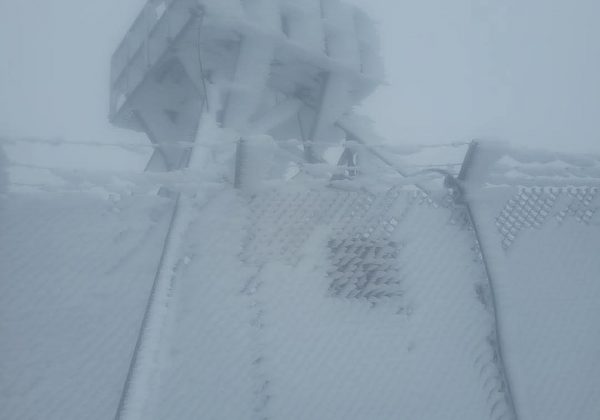 Un radar de la Empresa Pública de Telefonía, Agua Potable y Alcantarillado (ETAPA) congelado en el Parque Nacional El Cajas