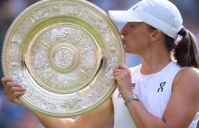 La tenista polaca Iga Swiatek levantando su título de Wimbledon