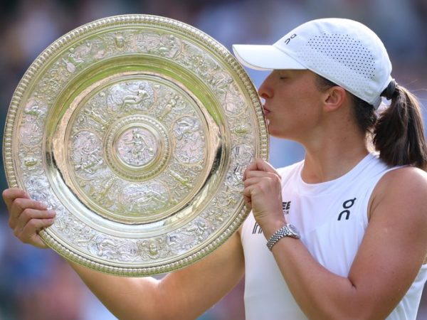 La tenista polaca Iga Swiatek levantando su título de Wimbledon