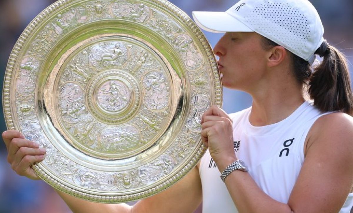 La tenista polaca Iga Swiatek levantando su título de Wimbledon