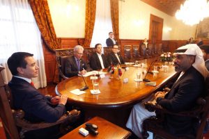 El presidente Daniel Noboa durante su reunión Humaid Obaid Khalifa Obaid Abushibs, presidente de la Autoridad de Responsabilidad de los Emiratos Árabes Unidos. FOTO: @Presidencia_Ec.