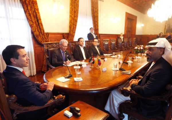 El presidente Daniel Noboa durante su reunión Humaid Obaid Khalifa Obaid Abushibs, presidente de la Autoridad de Responsabilidad de los Emiratos Árabes Unidos. FOTO: @Presidencia_Ec.