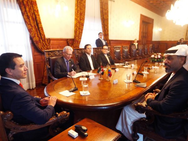 El presidente Daniel Noboa durante su reunión Humaid Obaid Khalifa Obaid Abushibs, presidente de la Autoridad de Responsabilidad de los Emiratos Árabes Unidos. FOTO: @Presidencia_Ec.
