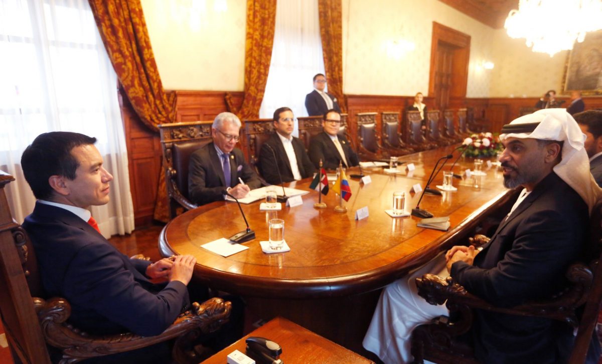 El presidente Daniel Noboa durante su reunión Humaid Obaid Khalifa Obaid Abushibs, presidente de la Autoridad de Responsabilidad de los Emiratos Árabes Unidos. FOTO: @Presidencia_Ec.