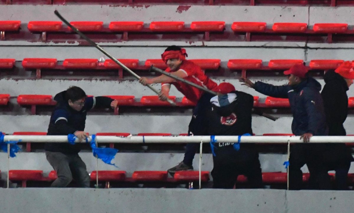 Los hechos tuvieron lugar tanto en las tribunas como en las inmediaciones del estadio. FOTO: Captura de pantalla.