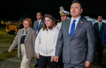 María José Pinto (c), vicepresidente de Ecuador, arribó a Colombia para reunirse con otros presidentes. FOTO: @Vice_Ec.