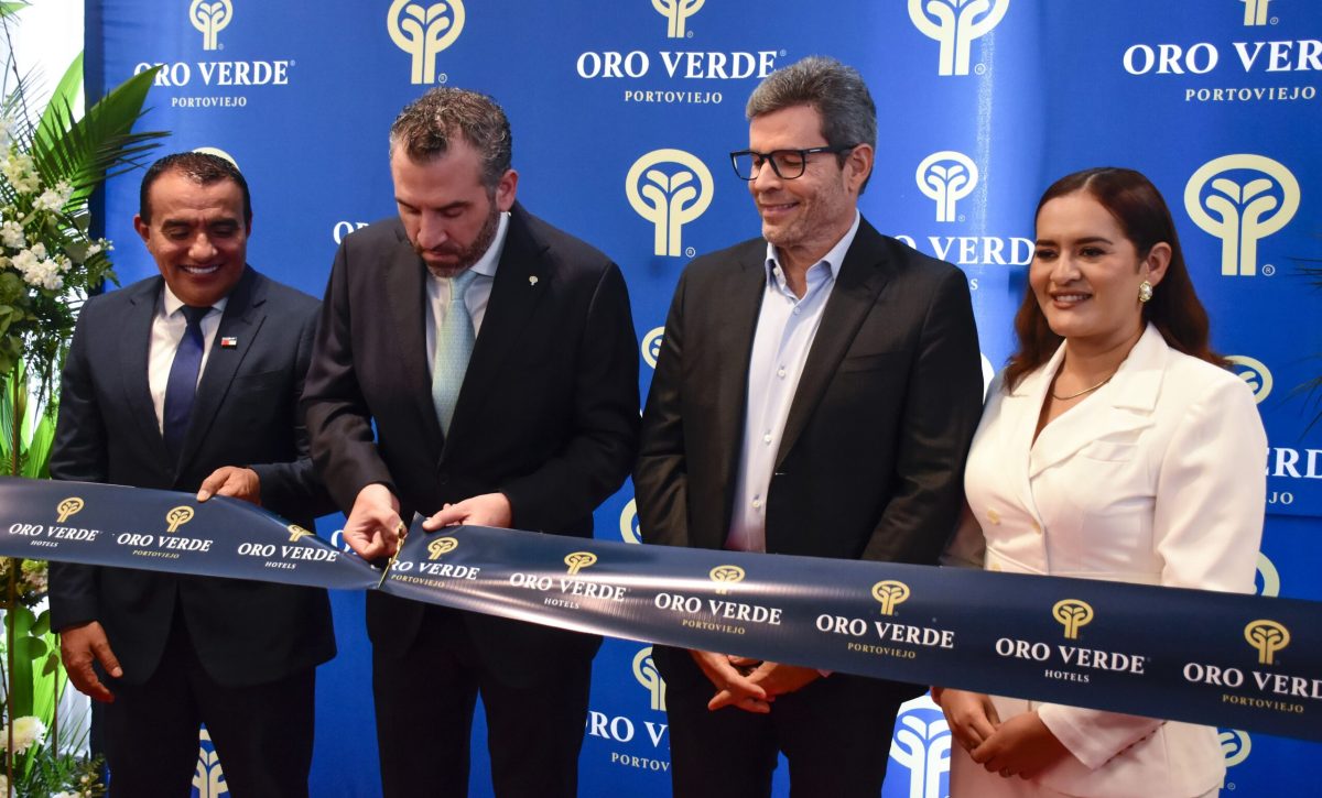 Directivos de la cadena hotelera Oro Verde, realizaron el corte de cinta de la apertura del hotel en Portoviejo.