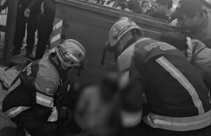 Hombre termina encerrado en un basurero al intentar sacar una botella
